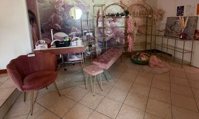 une photo d'un salon avec beaucoup de meubles à l'intérieur