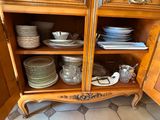 une armoire en bois sur laquelle sont posés de nombreux assiettes et bols