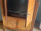 un petit meuble sur lequel est posée une télévision
