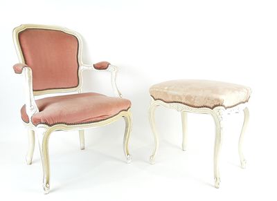 deux chaises et un repose-pieds dans une pièce blanche aux murs blancs