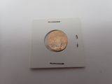 une image représentant une petite pièce de monnaie dans une boîte blanche