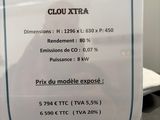 a sign on the table that says clou xtra