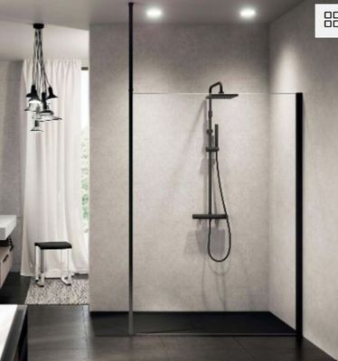 une salle de bains avec une douche à l'italienne, à côté d'un lavabo et d'un miroir