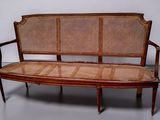 un banc en bois avec une assise en osier