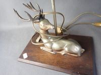 Lampe à décor de cerf en laiton socle bois, édition pour les… (photo 2)
