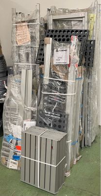 plein de cartons qui traînent par terre