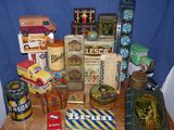 de nombreux types de boîtes posées sur une table en bois