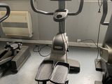 a machine that is sitting on the floor in the room
