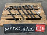 une palette en bois sur laquelle est posé un tas d'outils