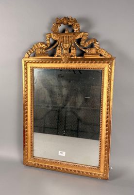 Miroir baguette en bois doré à passementerie.