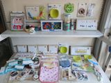une table sur laquelle se trouvent de nombreux objets
