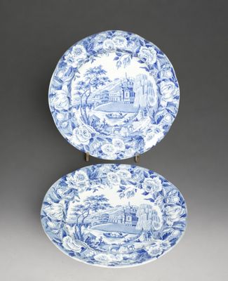 Paire de plaques armoriées en faïence bleue et blanche, Fran…