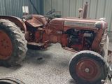 un tracteur garé dans un garage