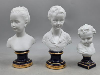 trois bustes de femmes en porcelaine blanche, sur des socles noirs ornés de dorures