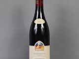 la bouteille de vin est posée sur la table sur la table