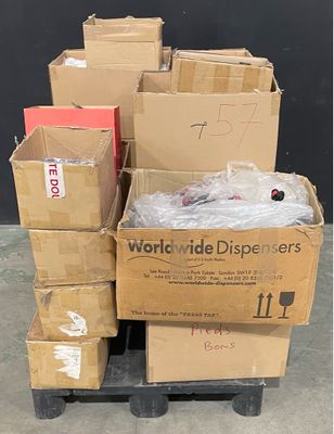de nombreux cartons empilés les uns sur les autres sur un chariot
