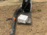 une machine posée à même le sol, dans la terre