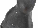 une image représentant une figurine de chat noir sur fond blanc