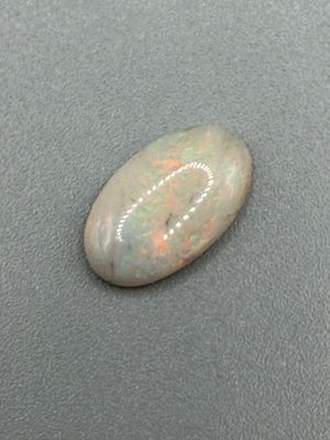 Une opale noble ovale 2,12 carats