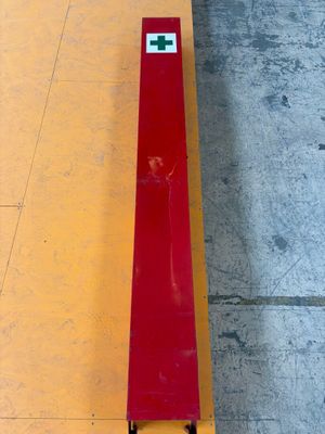 un banc rouge posé au bord de la route
