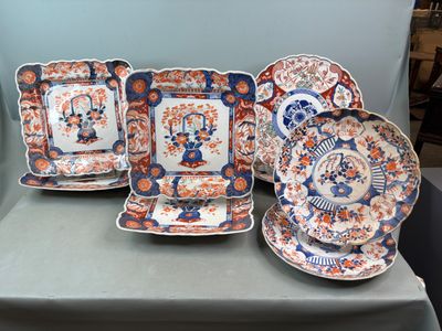 cinq assiettes et un bol posés sur une table