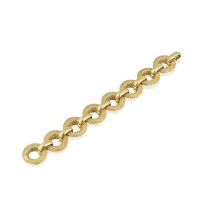 un bracelet en or avec un maillon ovale sur fond blanc