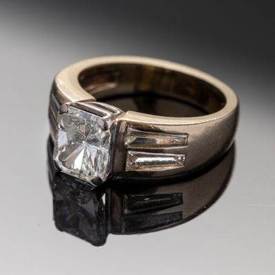 Une importante bague en or 750‰ sertie d'un diamant rectangu…