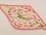 un dessin représentant un carré rose et vert orné de fleurs