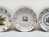 trois assiettes à motifs différents posées sur une surface blanche