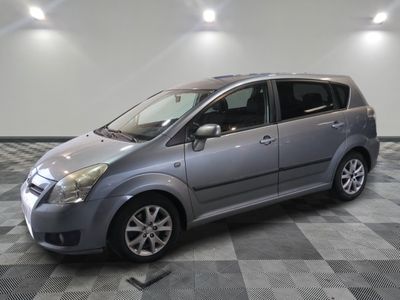 la photo d'une voiture argentée garée dans un garage