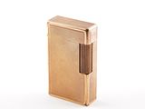 un briquet doré posé sur une surface blanche