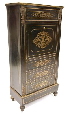 une commode noire et dorée, avec des tiroirs et une porte