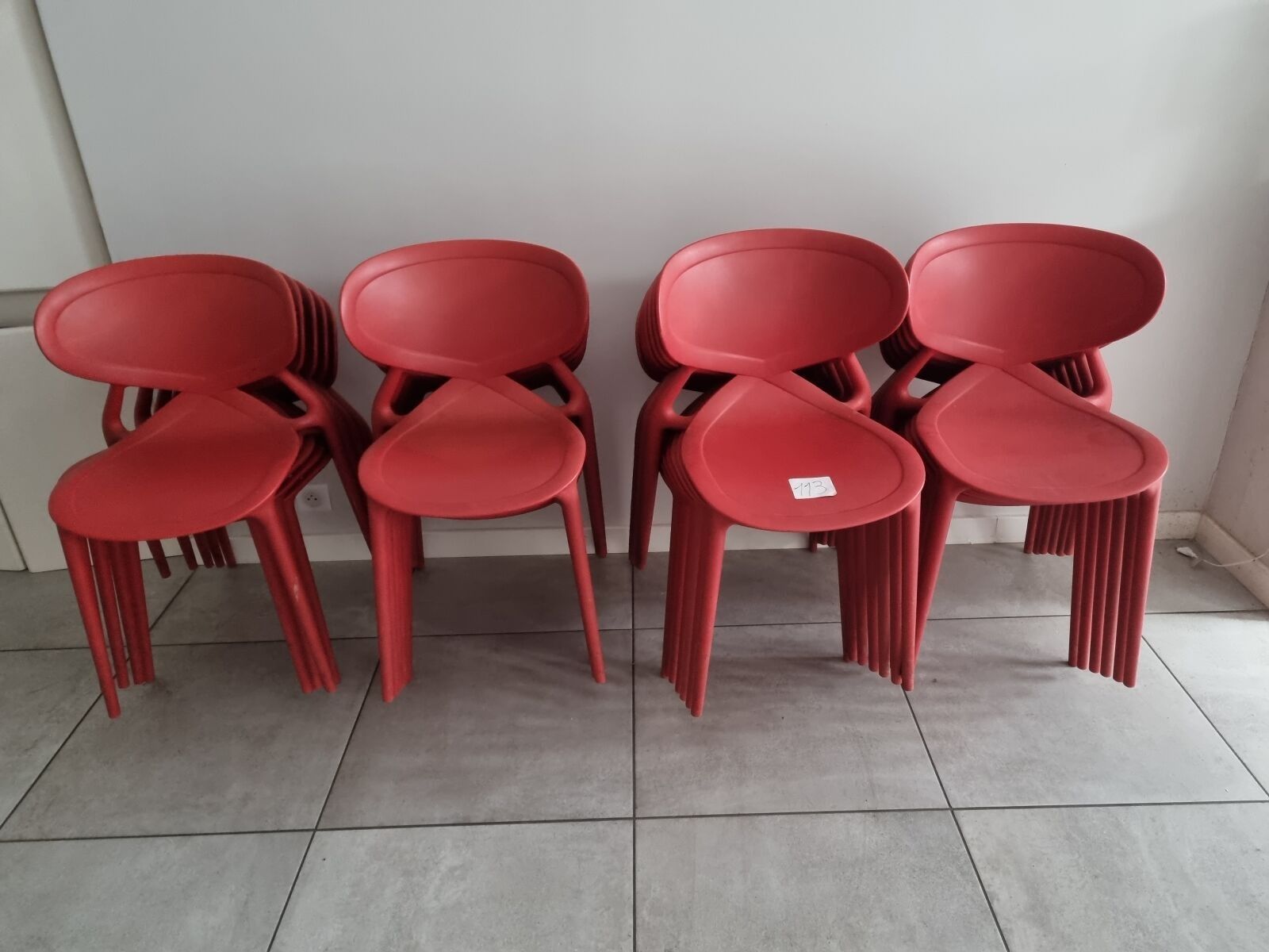 20 chaises rouges en PVC