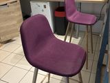 deux chaises violettes placées dans une cuisine, à côté d'un plan de travail