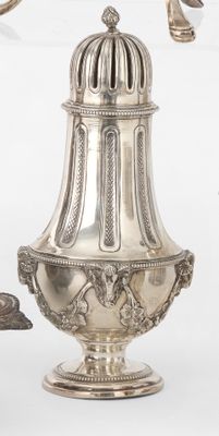 un vase en argent surmonté d'un oiseau