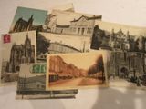 de nombreuses cartes postales anciennes représentant des bâtiments anciens sur la table