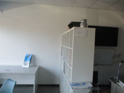 un réfrigérateur et un bureau dans une petite pièce