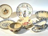 un grand nombre d'assiettes et de tasses posées sur une table