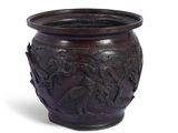 un vase brun posé sur une surface blanche