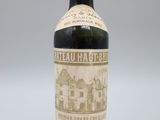 une vieille bouteille de vin posée sur une table