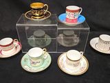 de nombreuses tasses et soucoupes dans une boîte transparente