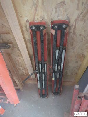 deux skis posés dans un coin de la pièce