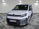 la camionnette blanche est garée sur un sol en damier dans le garage