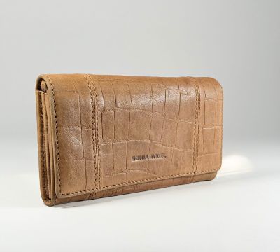 une image représentant un portefeuille en cuir pour femme sur fond blanc