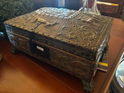 MERYNNI (?) à CORDOU Coffret rectangulaire entièrement gainé…