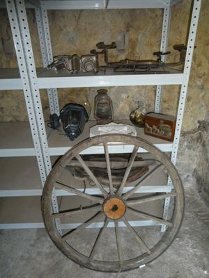 une roue posée sur une étagère dans une pièce