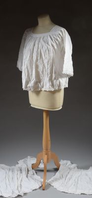 Suite de trois surplis d'enfant de choeur en coton, le bas e…