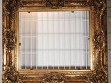 une photo d'un cadre doré accroché au mur