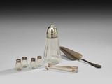 un ensemble d'objets en argent et en verre, comprenant une cuillère, un couteau et un repose-cuillère
