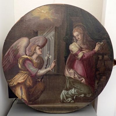 une image représentant un tableau où figurent un ange et une femme dans une pièce